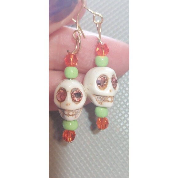 Halloween howlite skull earrings with uranium rhinestones and uv reactive beads - Picture 3 of 12